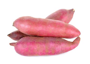 Beyaz arka planda izole edilmiş tatlı patates