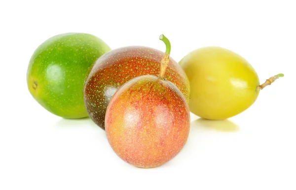 Fruta de Paixão isolada no fundo branco — Fotografia de Stock