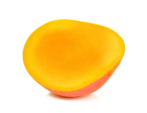 Metà del mango maturo isolato sullo sfondo bianco — Foto Stock