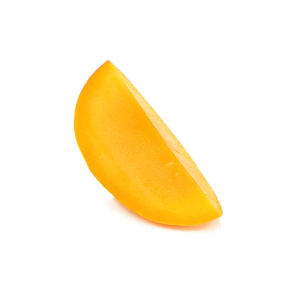 Segment van rijpe mango geïsoleerd op de witte achtergrond — Stockfoto