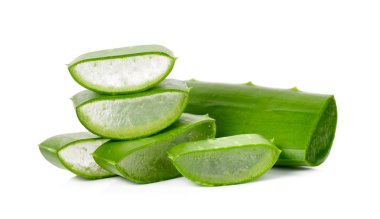 Beyaz arka plan üzerinde izole aloe vera yaprağı