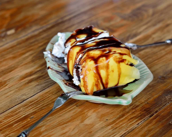 Torta alla crema di banane sullo sfondo di legno — Foto Stock