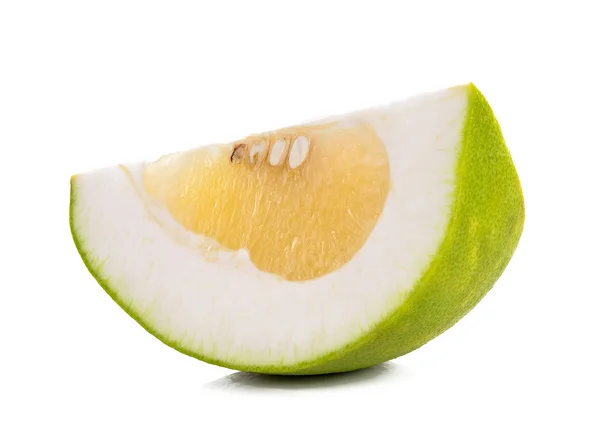 Segment pomelo citrus geïsoleerd op witte achtergrond — Stockfoto