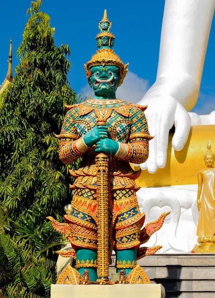 Jätte staty på thailändska templet — Stockfoto