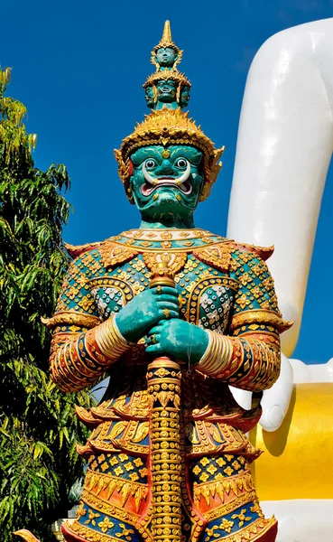 Jätte staty på thailändska templet — Stockfoto