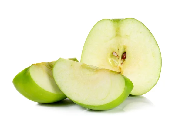 Beyaz arka plan üzerinde izole dilimlenmiş yeşil elma — Stok fotoğraf