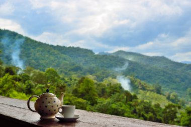 ahşap bardakta çay ve doğa arka plan