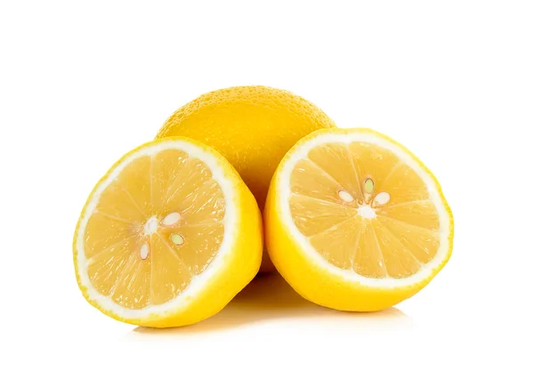 Diiris lemon yang diisolasi pada latar belakang putih — Stok Foto