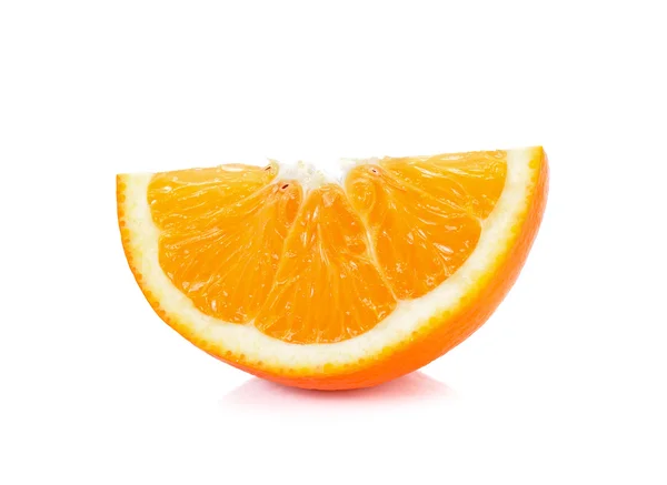 Rebanada de fruta naranja aislada sobre el fondo blanco — Foto de Stock