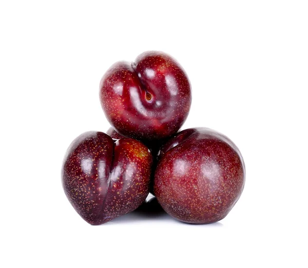 Плоди червоної сливи ізольовані на білому тлі — стокове фото