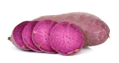 Beyaz arka planda izole edilmiş tatlı patates