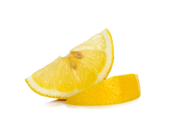 Schijfje citroen geïsoleerd op de witte achtergrond — Stockfoto