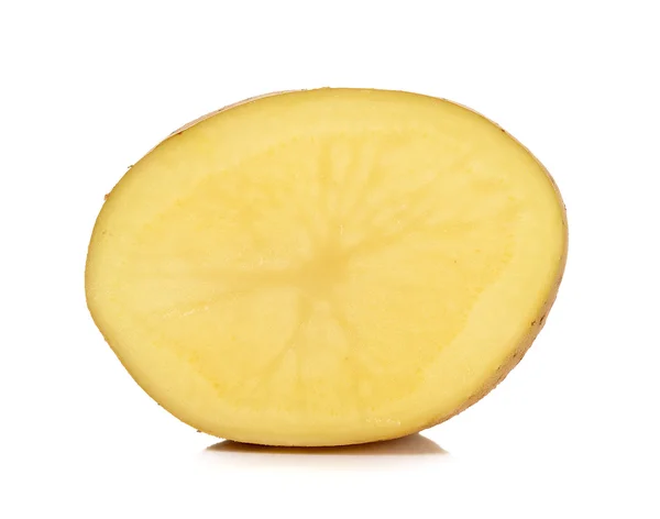 Половина картоплі ізольована на білому тлі — стокове фото