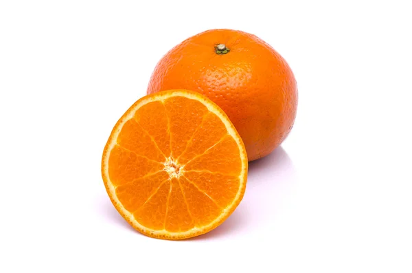 Mandarinas naranjas con hoja verde aisladas sobre fondo blanco —  Fotos de Stock