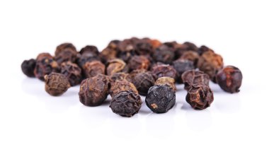 Siyah biber beyaz arka plana yerleştirilmiş.