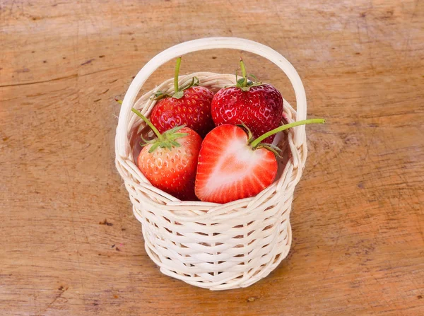 Strawberrys do koše na dřevo pozadí — Stock fotografie