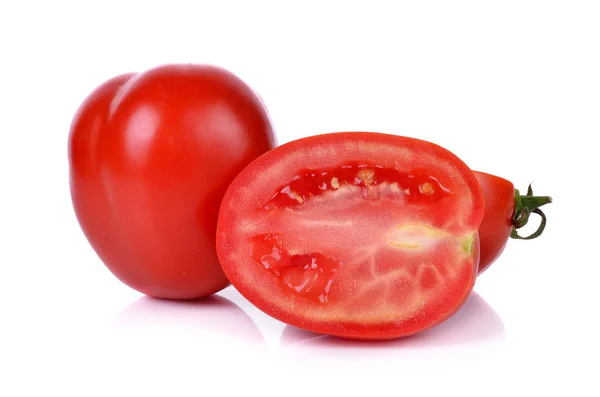 Tomate com corte isolado sobre fundo branco — Fotografia de Stock