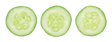 Beyaz arkaplanda izole edilmiş salatalık dilimi