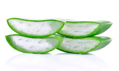 aloe vera beyaz arkaplanda izole