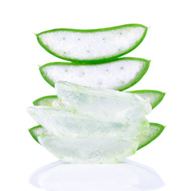 aloe vera beyaz arkaplanda izole