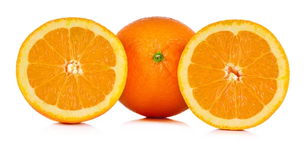 Maturo arancio isolato su sfondo bianco — Foto Stock