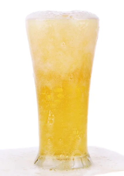 Bier im Glas isoliert auf weißem Hintergrund — Stockfoto