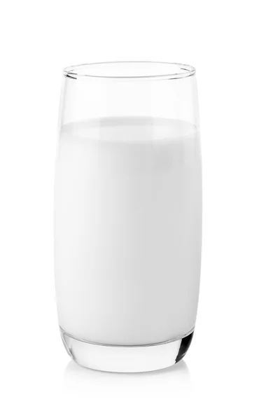 Frischmilch im Glas auf weißem Hintergrund — Stockfoto