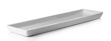 Uzun beyaz tabak beyaz bir arka plan üzerinde izole