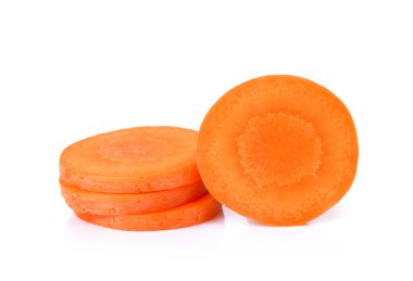 Beyaz arka planda izole edilmiş taze havuç.