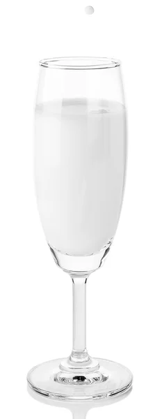 Leche fresca en el vaso sobre fondo blanco —  Fotos de Stock