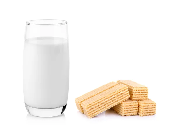 Glas Milch mit Waffeln isoliert auf weißem Hintergrund — Stockfoto