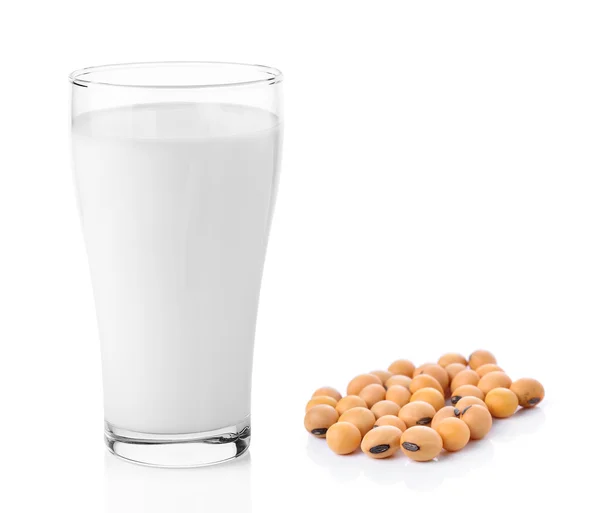 Latte fresco nel bicchiere con fagioli di soia su sfondo bianco — Foto Stock
