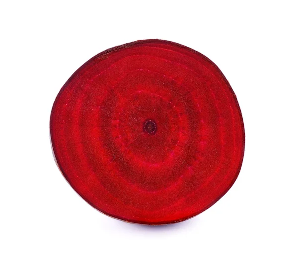 Fatia beterraba vermelha em um fundo branco — Fotografia de Stock
