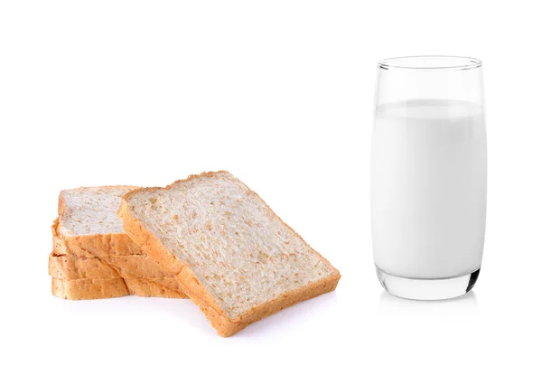 Čerstvé mléko ve skle s celozrnné Breadon bílé poza — Stock fotografie