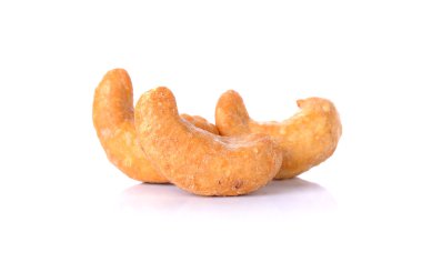 Beyaz arka planda izole edilmiş kaju fıstığı.