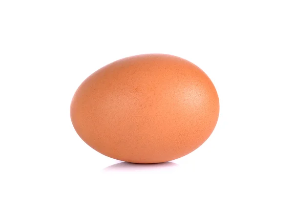 Ovo de galinha isolado em um fundo branco — Fotografia de Stock