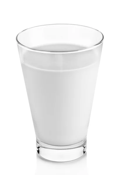 Susu segar di kaca pada latar belakang putih — Stok Foto