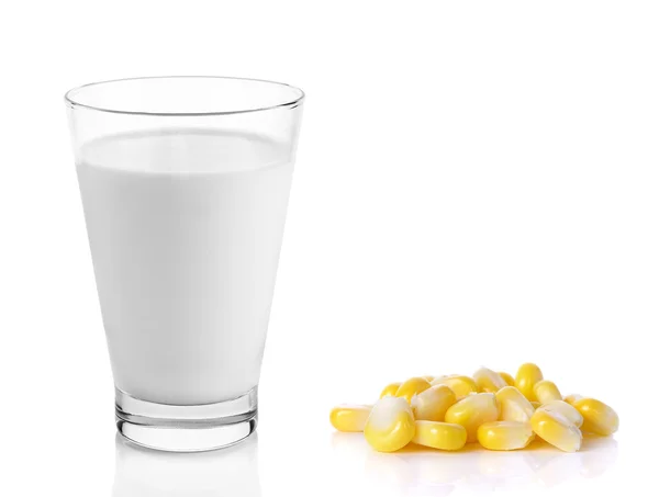 Frischmilch im Glas mit Mais auf weißem Hintergrund — Stockfoto