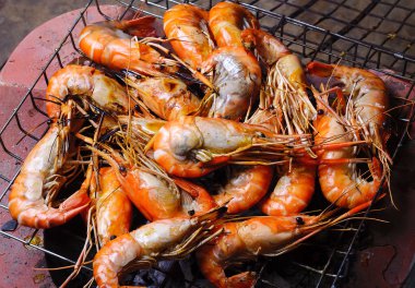 Alevler ile ızgara karides