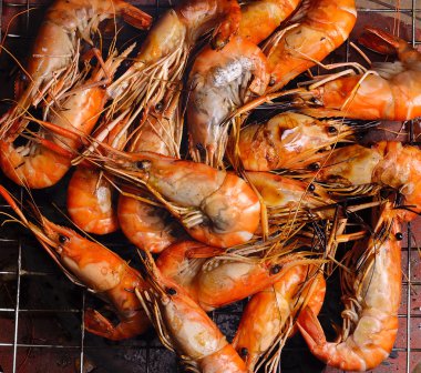 Alevler ile ızgara karides