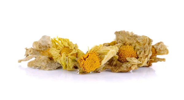 Getrocknete Chrysanthemenblüten isoliert auf weißem Hintergrund — Stockfoto