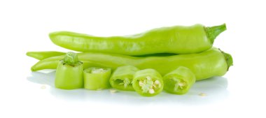 Beyaz arka plan üzerinde izole yeşil sıcak biber biber