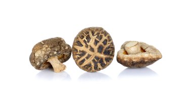 Beyaz arka planda izole edilmiş kurutulmuş shiitake mantarları.