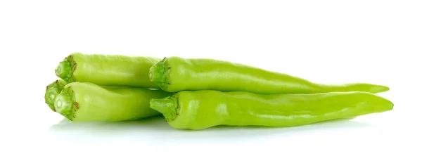 Pimenta quente verde isolada no fundo branco — Fotografia de Stock