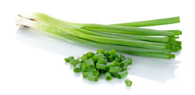 Beyaz arkaplanda yeşil soğan izole edildi