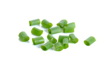 Beyaz arkaplanda yeşil soğan izole edildi