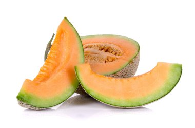 Beyaz arka plan üzerinde izole dilim kavun