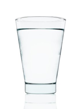 soğuk su ile beyaz arka plan üzerinde izole cam