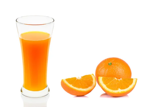 Zumo de naranja de vidrio aislado sobre fondo blanco — Foto de Stock