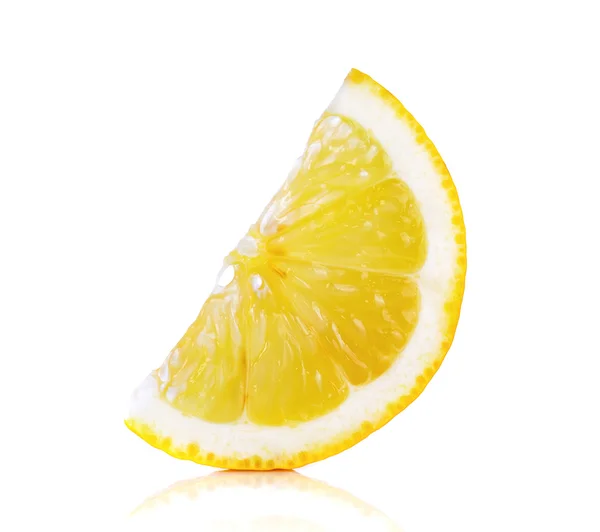 Fatia de limão isolado no fundo branco — Fotografia de Stock